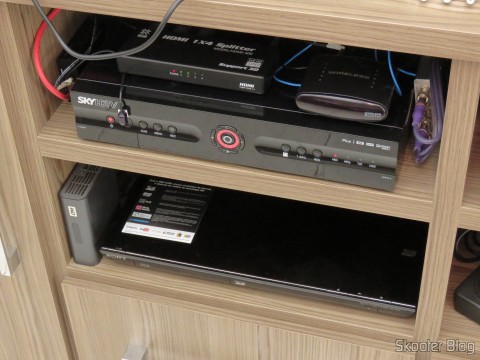 Módulo de TV Aberta Sky HDTV SIM25 (S-IM25-700) 2 O decodificador Sky HTDV SHR23 é grande e precisou de seu próprio nicho, Blu-ray Player e WDTV Live foram deslocados para o nicho de baixo