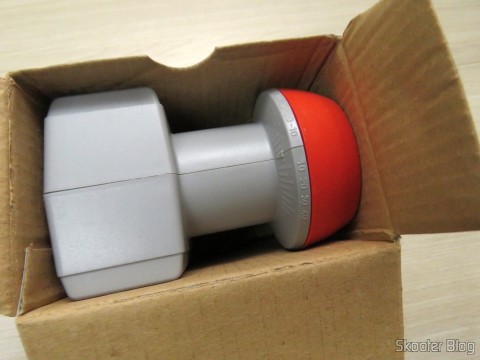 LNB Duplo Faixa Larga Antena Offset 60 ~ 90cm Telesystem para Sky, em sua embalagem