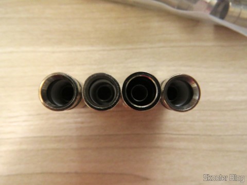 Conector de compressão para o cabo RGE 06 Cabletech 10 Conectores de compressão para cabo RGE 06 da Cabletech ao lado de um Conector da Proeletronic e outro de marca desconhecida