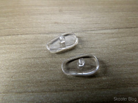 Par de plaquetas extra que acompanha o Óculos G4U 79012 com Lentes 1.56 Fotocromáticas Ciinza da Goggles4U