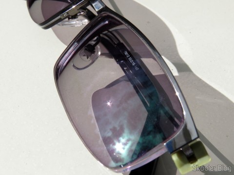 Óculos G4U 79012 com Lentes 1.56 Fotocromáticas Ciinza da Goggles4U, com as lentes fotocromáticas ativadas após alguns segundos no sol