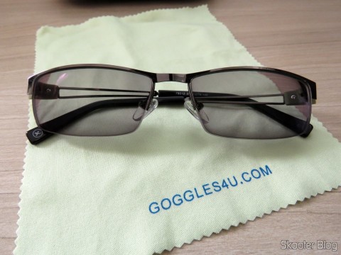 Óculos G4U 79012 com Lentes 1.56 Fotocromáticas Ciinza da Goggles4U, com as lentes fotocromáticas ativadas após alguns segundos no sol