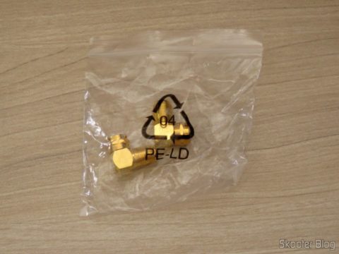 Adaptadores em L para Conector de Antena Tipo F em sua embalagem