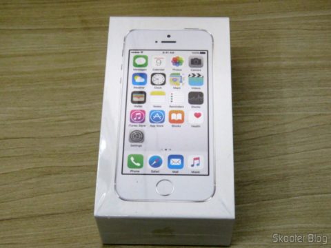 iPhone 5S 32GB Prata Tela 4" IOS 8 4G Câmera 8MP, em sua embalagem