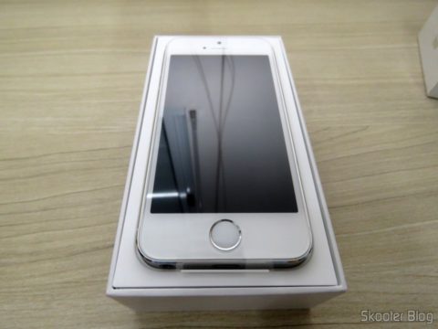 iPhone 5S 32GB Prata Tela 4" IOS 8 4G Câmera 8MP