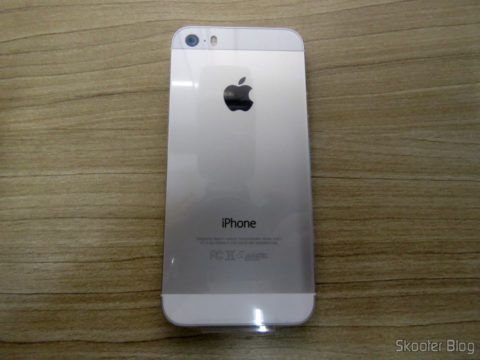iPhone 5S 32GB Prata Tela 4" IOS 8 4G Câmera 8MP
