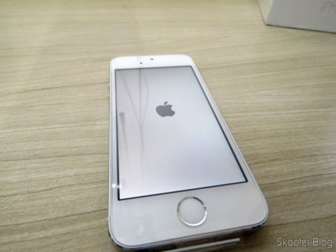 iPhone 5S 32GB Prata Tela 4" IOS 8 4G Câmera 8MP