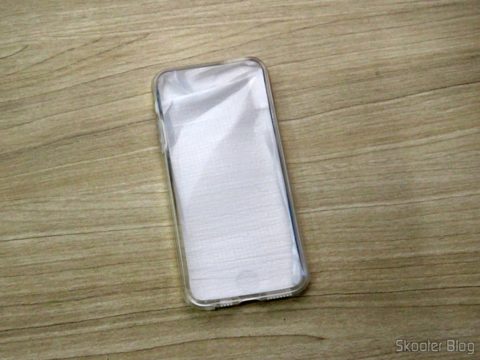 Kit Capa e Película de Vidro para iPhone 5S em sua embalagem