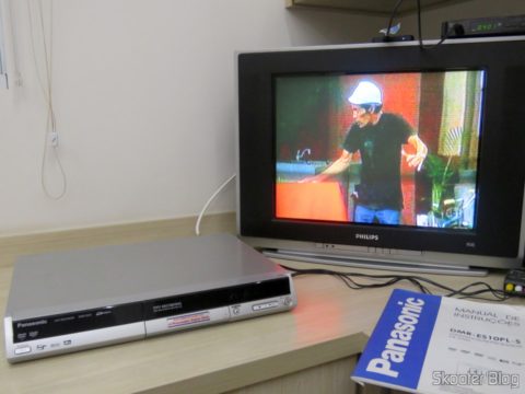 Gravador de DVD de Mesa Panasonic DMR-ES10 ligado à TV e sintonizando o SBT da TV aberta analógica
