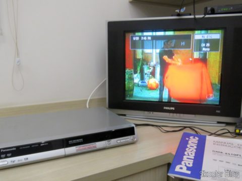 Gravador de DVD de Mesa Panasonic DMR-ES10 ligado à TV e sintonizando o SBT da TV aberta analógica