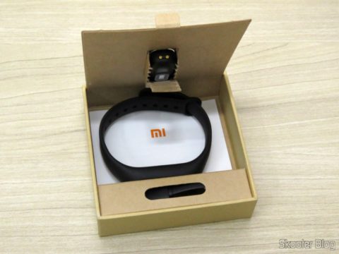 Pulseira Inteligente Xiaomi Mi Band 2 em sua embalagem