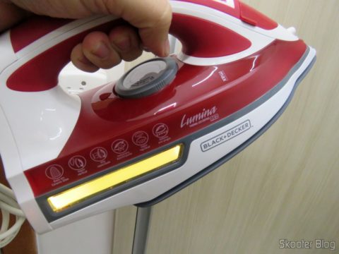 LED que indica temperatura no Ferro a Vapor Black & Decker AJ3000V com Ceramic Gliss