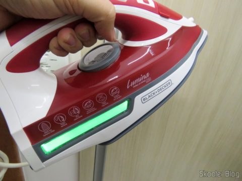LED que indica temperatura no Ferro a Vapor Black & Decker AJ3000V com Ceramic Gliss
