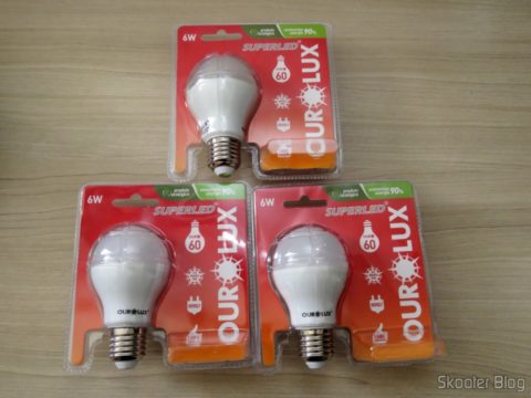 Lâmpadas Ourolux Superled Ouro 60 6W, em suas respectivas embalagens