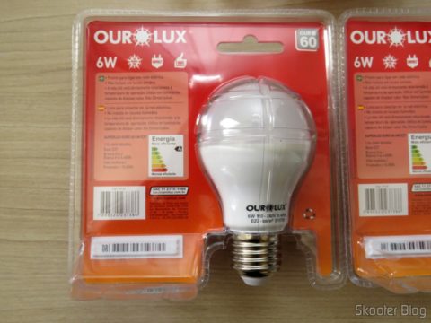 Lâmpada Ourolux Superled Ouro 60 6W, em sua embalagem