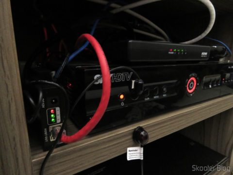 Transmissor HDMI junto ao receptor da Sky