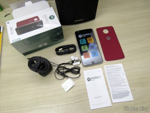 Smartphone Motorola Moto Z Play e seus acessórios