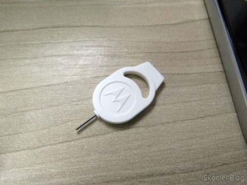 Ferramenta de remoção dos SIM Cards do Smartphone Motorola Moto Z Play