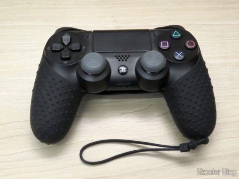 Capa de Silicone com Alça para Dualshock 4 instalada no Dualshock 4