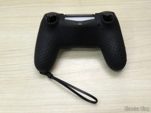 Capa de Silicone com Alça para Dualshock 4 instalada no Dualshock 4