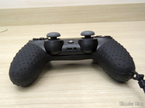 Capa de Silicone com Alça para Dualshock 4 instalada no Dualshock 4