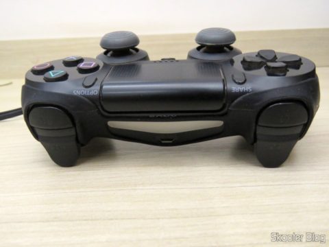 Capa de Silicone com Alça para Dualshock 4 instalada no Dualshock 4