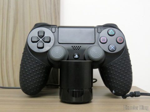 Capa de Silicone com Alça para Dualshock 4 - PS4 10 Dualshock 4 com a Capa de Silicone com Alça para Dualshock 4, conectado à Estação de Recarga Oficial da Sony