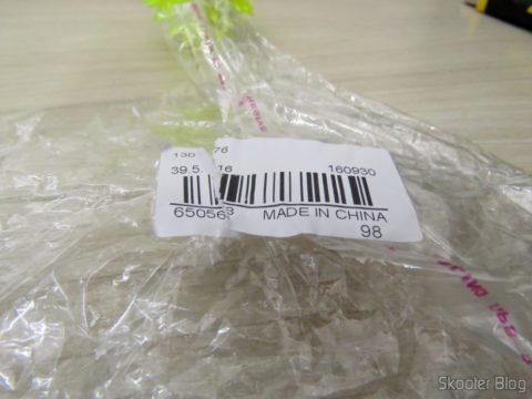 Bolinha de Borracha para Cães e Gatos com Apito e LEDs, em sua embalagem