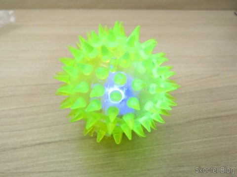 Bolinha de Borracha para Cães e Gatos com Apito e LEDs