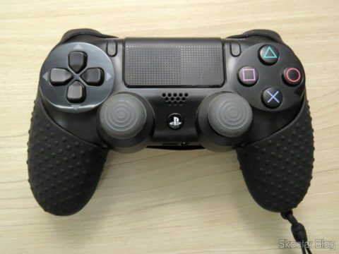 Dualshock 4 com a segunda Capa de Silicone com Alça para Dualshock 4 – PS4