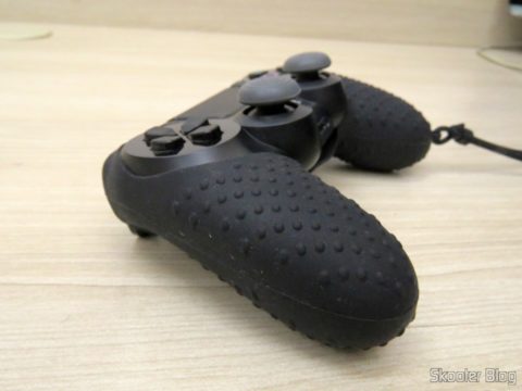 Dualshock 4 com a segunda Capa de Silicone com Alça para Dualshock 4 – PS4