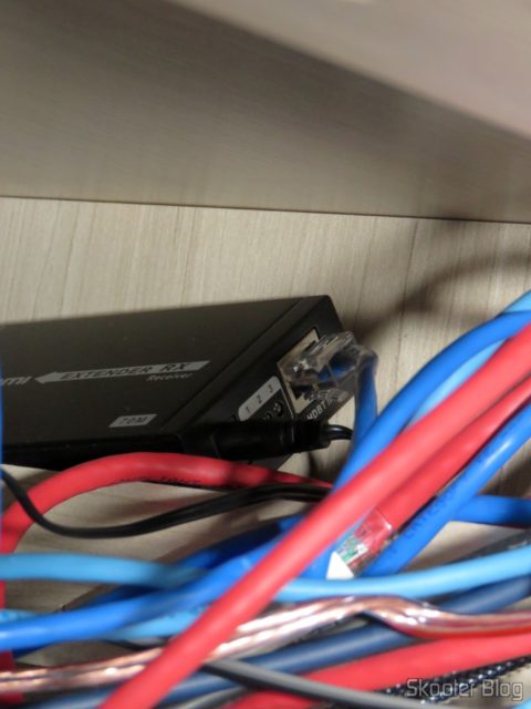 2º Extensor HDMI Lenkeng LKV375 HDBaseT por Par Trançado Único 22 Receptor do 2º Extensor HDMI Lenkeng LKV375 HDBaseT por Par Trançado Único, escondido no armário sob a bancada