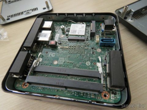MSI Cubi 2 por dentro