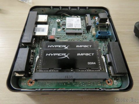 MSI Cubi 2 por dentro, com os módulos de memória instalados