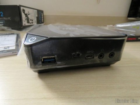 MSI Cubi 2 gordinho com o SSD de 2.5" instalado