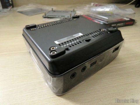 MSI Cubi 2 gordinho com o SSD de 2.5" instalado