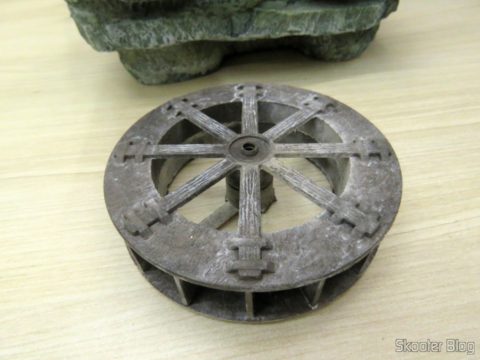 Roda d'Água quebrada, ressecada e esbranquiçada pelo cloro da água