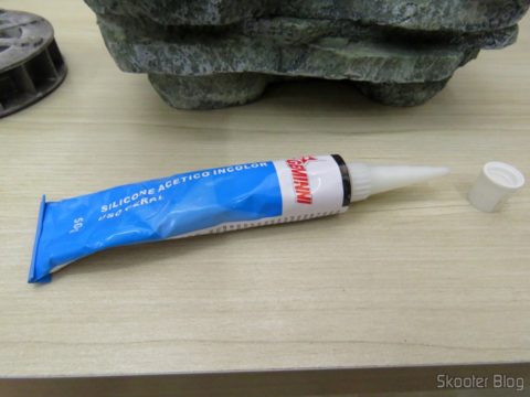 Silicone Acético, usado para preencher o orifício de encaixe do eixo