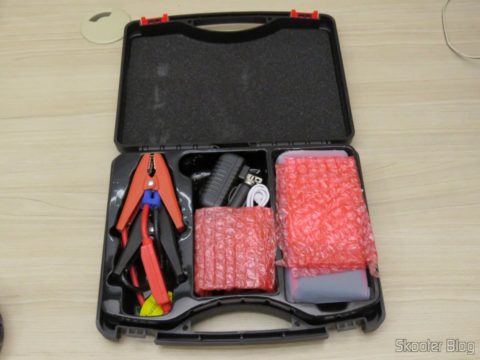 Maleta com o Mini Powerbank com Jump Starter para Carro e Moto e seus acessórios