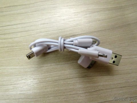 Cabo USB que acompanha o Mini Powerbank, com saídas micro USB, mini USB e os dois padrões da Apple