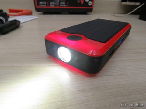 Mini Powerbank com Jump Starter para Carro e Moto, com a lanterna acesa