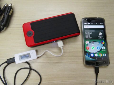 Mini Powerbank carregando o Moto Z Play