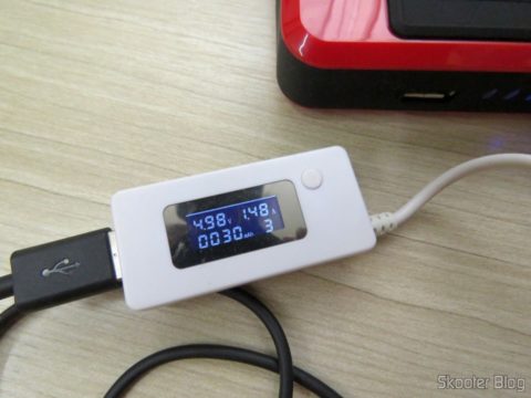 Mini Powerbank carregando o Moto Z Play