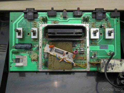 Placa do Atari 2600 com a plaquinha que transcodifica para PAL-M da Polyvox