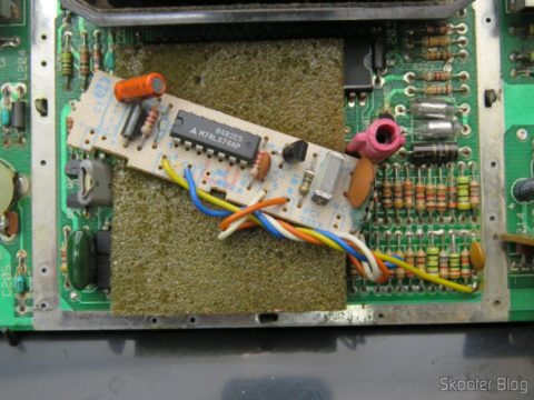 Placa do Atari 2600 com a plaquinha que transcodifica para PAL-M da Polyvox
