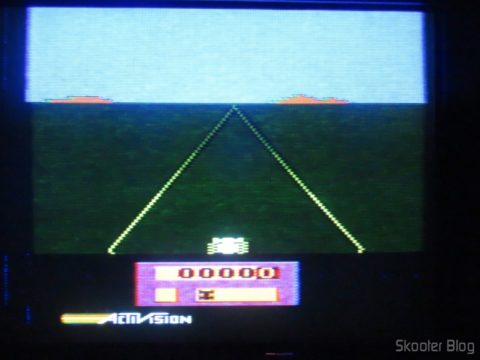 Enduro no Atari 2600 da Polyvox c/ fonte externa