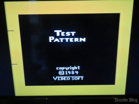 Color Bar Generator no Atari 2600 da Polyvox c/ fonte externa, ainda frio, em TV LCD