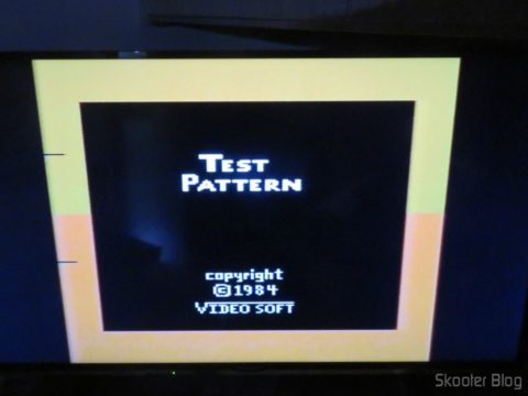 Color Bar Generator no Atari 2600 da Polyvox c/ fonte externa, após aquecido, em TV LCD