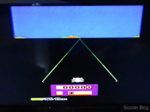 Enduro no Atari 2600 da Polyvox c/ fonte externa, em TV LCD