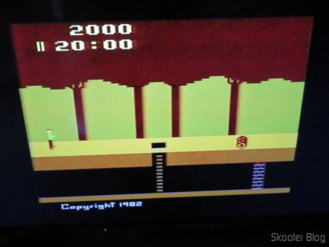 Pitfall no Atari 2600 da Polyvox c/ fonte externa, em TV LCD